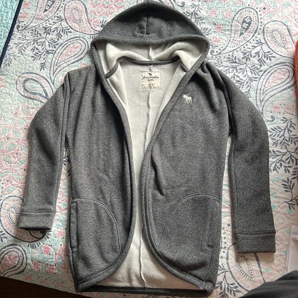 Abercrombie sweater size 9/10 color gray, very cute.